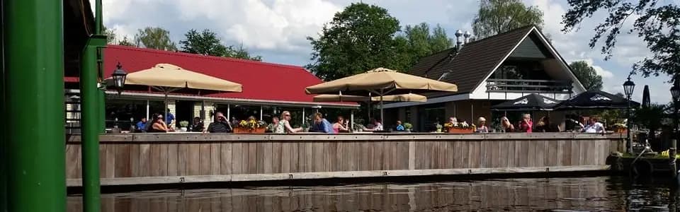 Terras van Paviljoen De Rietzoom met uitzicht op het Zuidlaardermeer